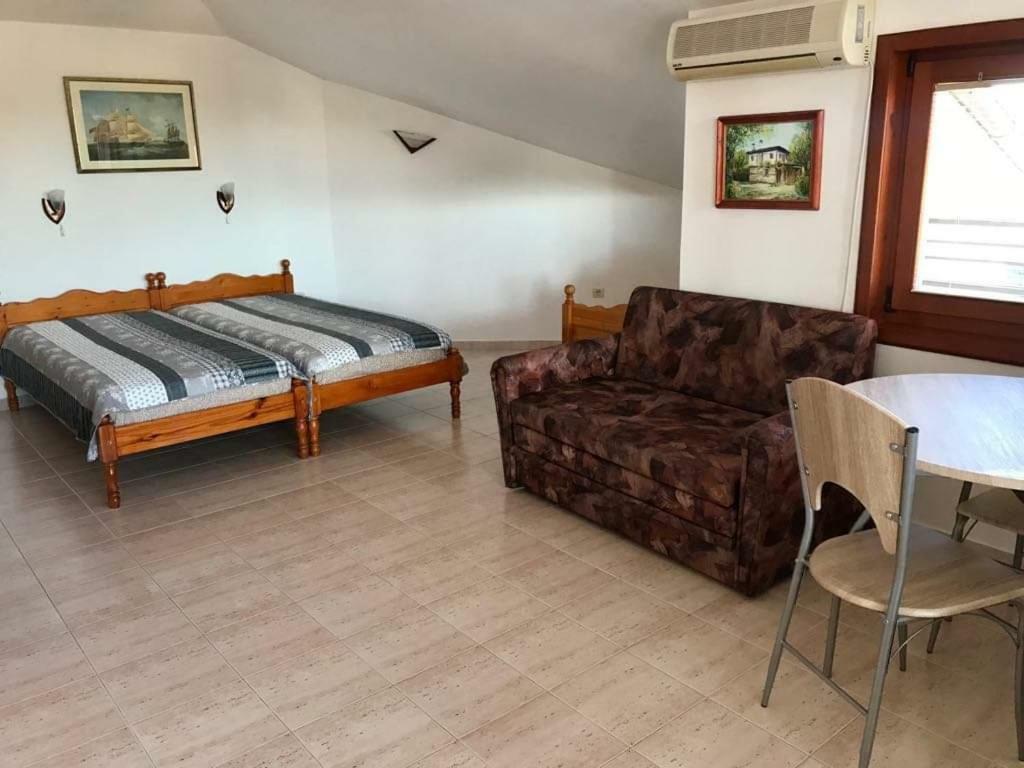 Студиа Мансарда Ненови Pomorie Exterior foto